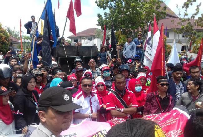 Demo kenaikan Tarif Listrik: Kami Minta Gubernur Temui Kami
